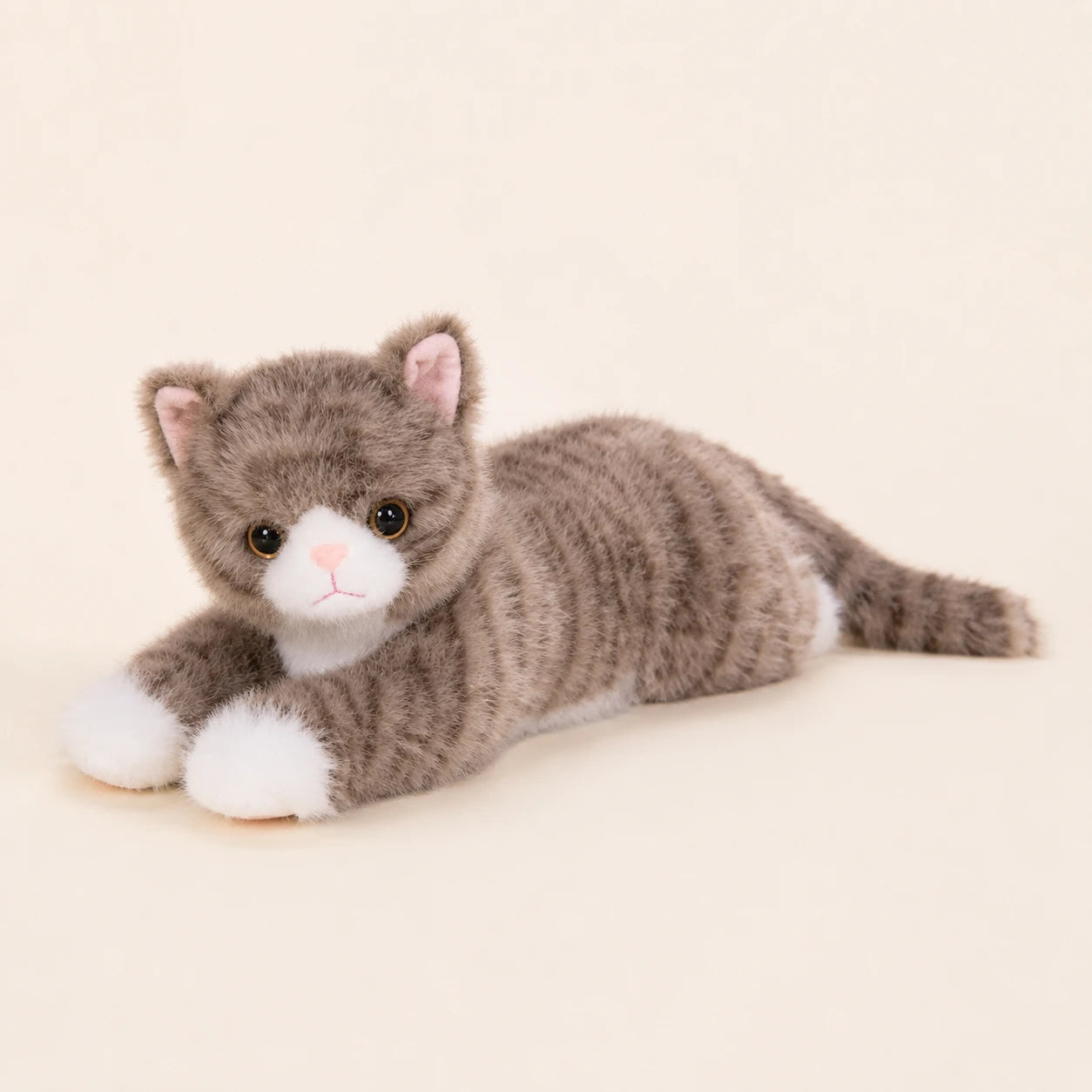 Peluche chat realiste gris, autre angle sur fond ivoire