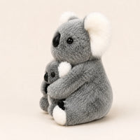 Peluche koala grise avec bébé vue de trois-quarts sur fond ivoire