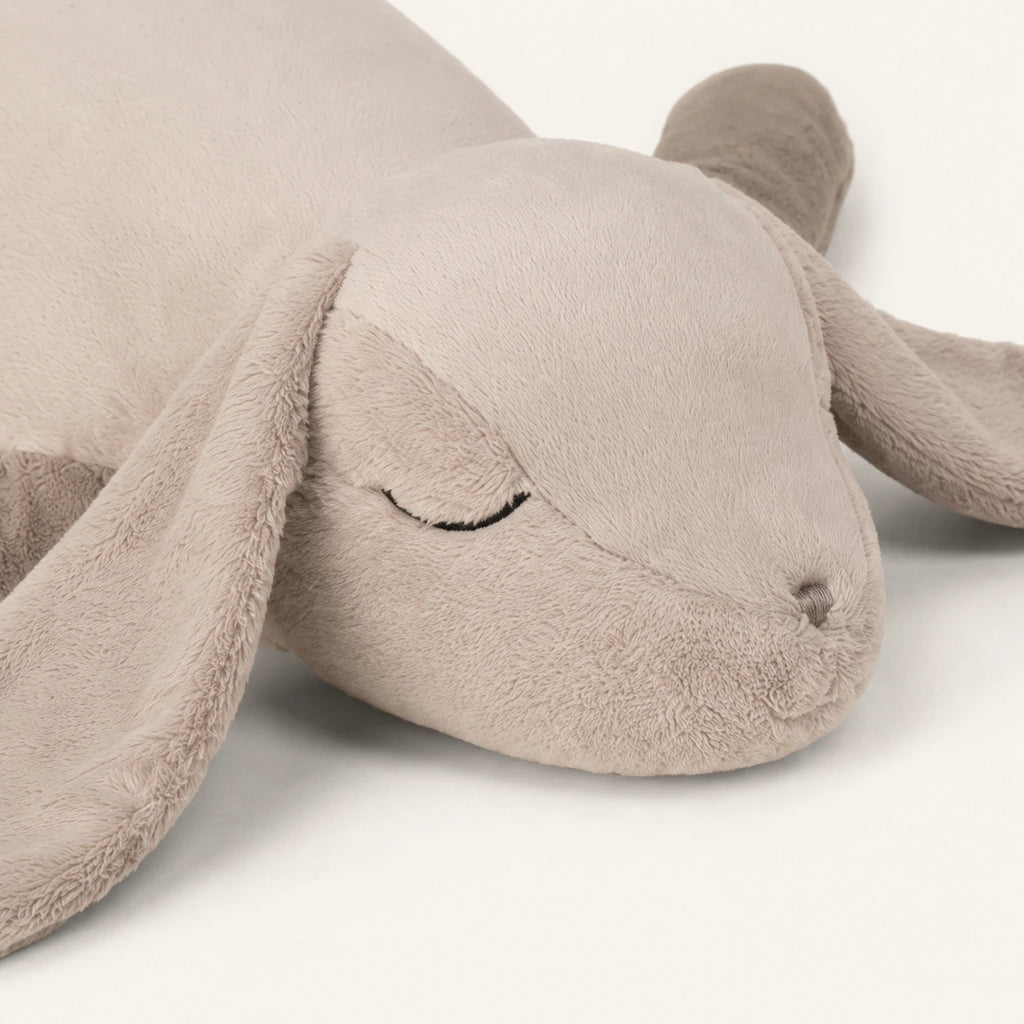Grande peluche lapin gris, gros plan sur le visage et la texture