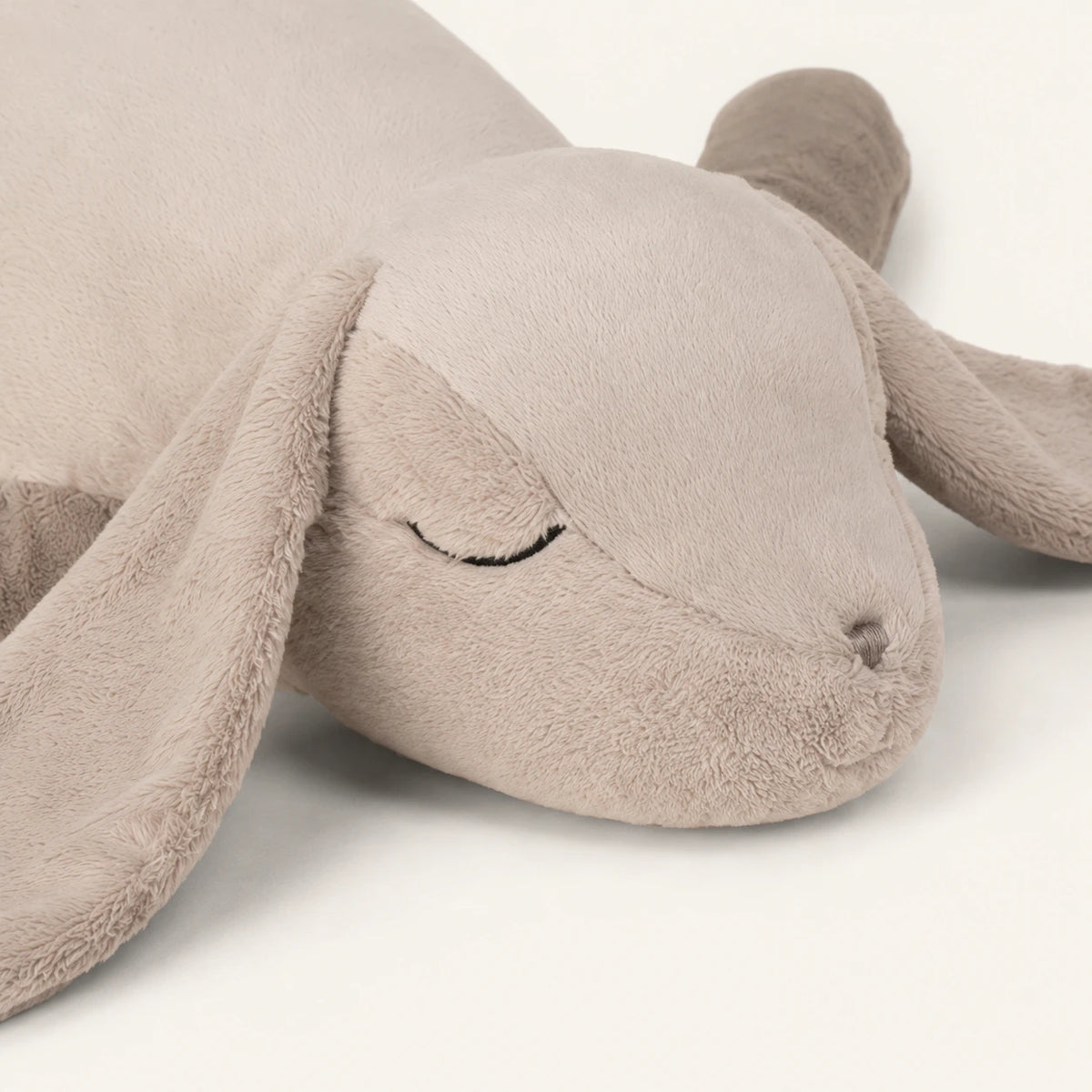 Grande peluche lapin gris, gros plan sur le visage et la texture