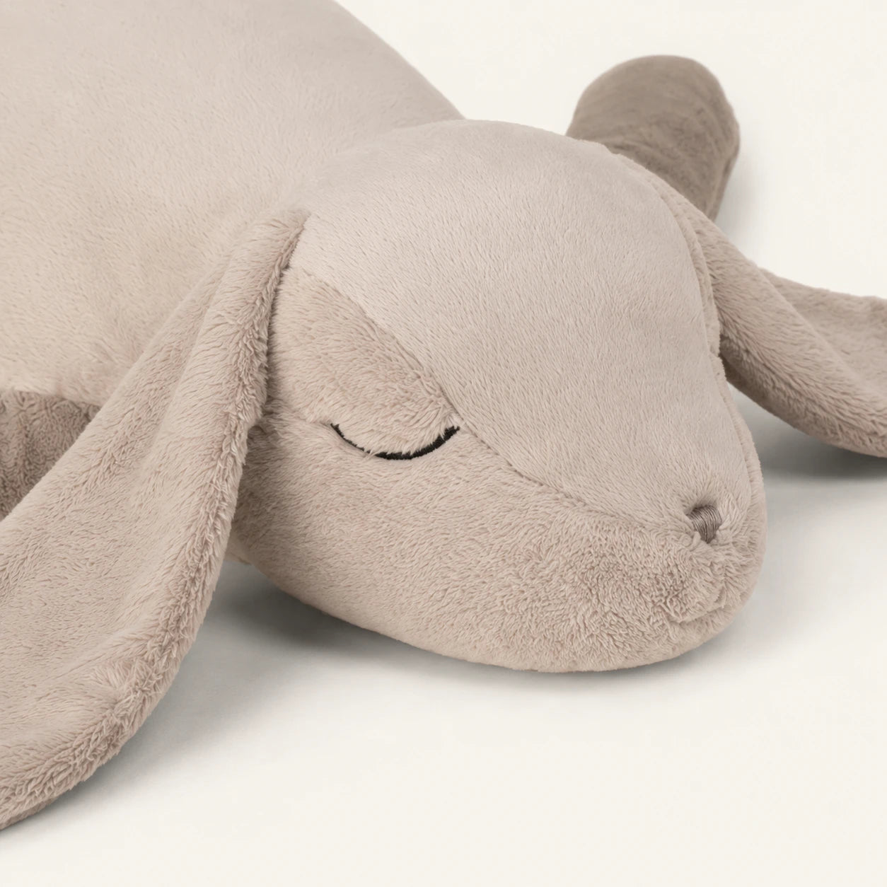 Grande peluche lapin gris, gros plan sur le visage et la texture
