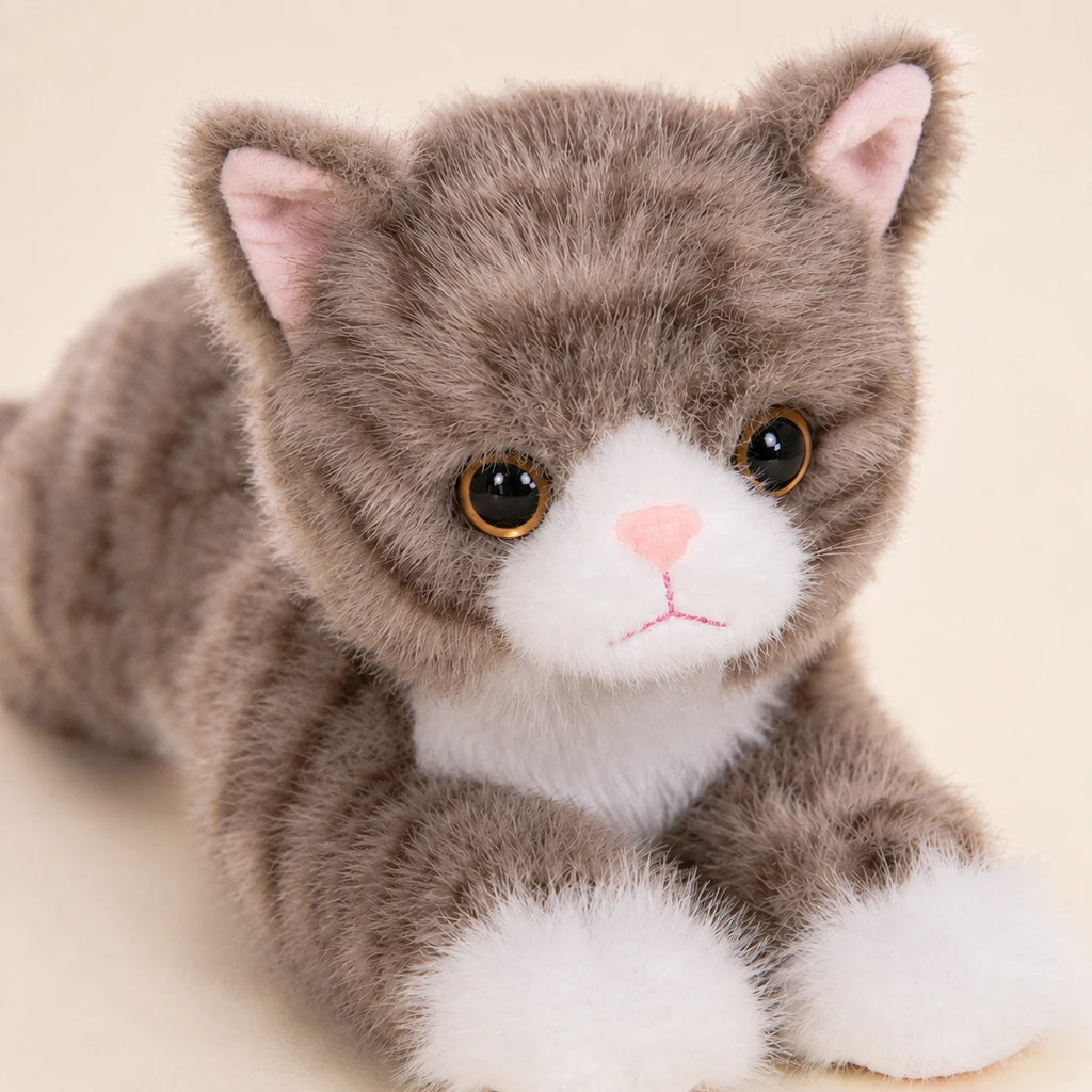 Peluche chat realiste gris, gros plan detail du visage