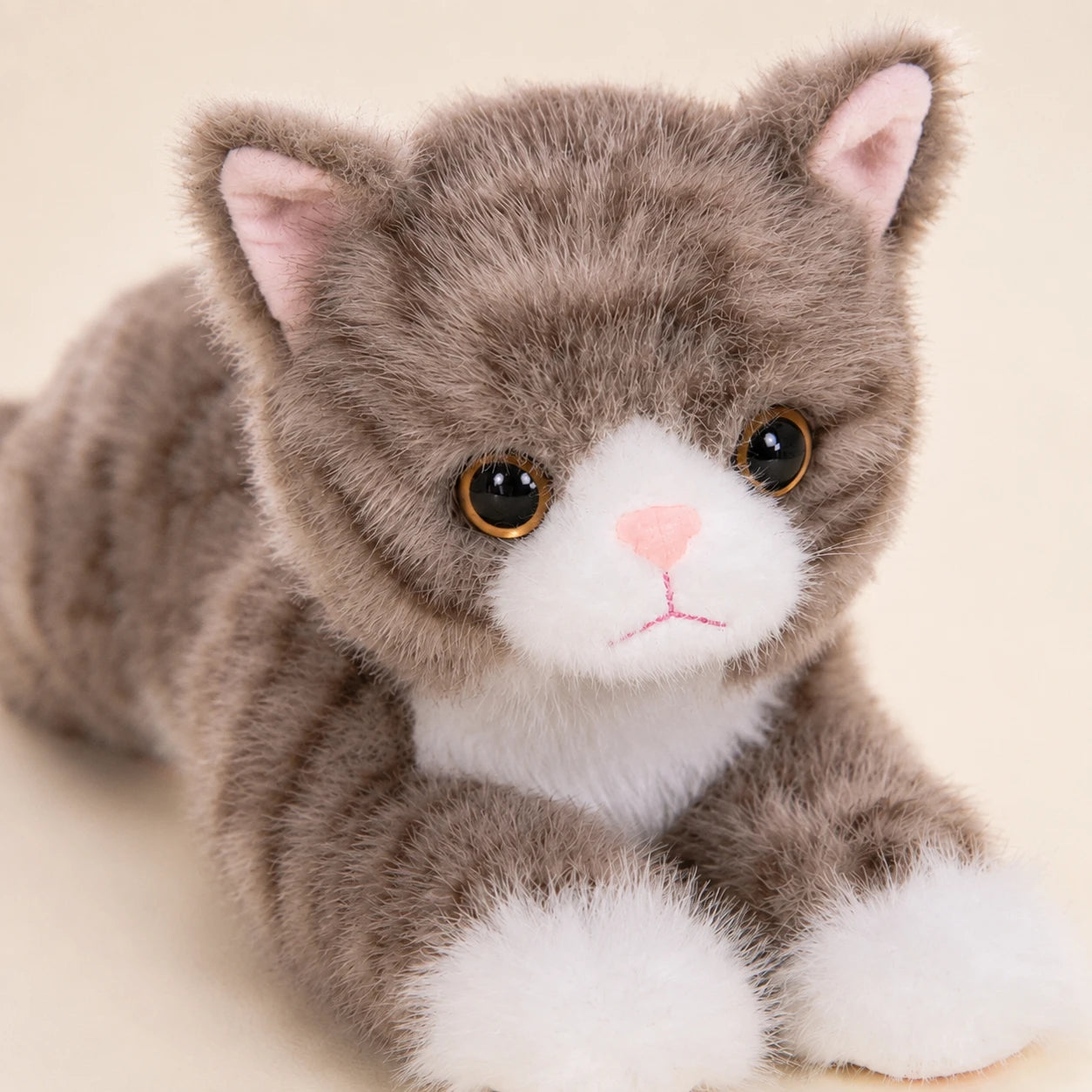 Peluche chat realiste gris, gros plan detail du visage