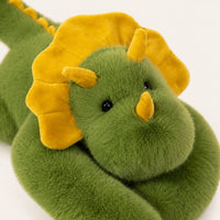 Peluche triceratops verte, gros plan détail texture et coutures