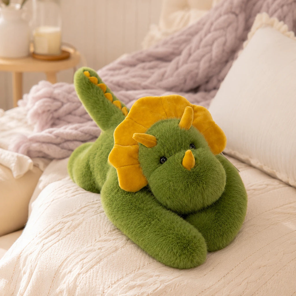 Peluche triceratops verte en situation, ambiance chaleureuse premium
