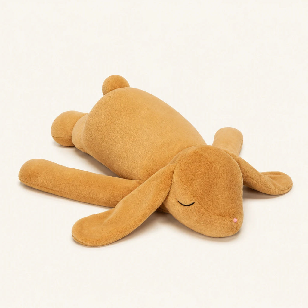 Grande peluche lapin couche beige, corps entier, fond ivoire