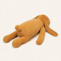 Peluche lapin beige vue de cote, longues oreilles, fond ivoire
