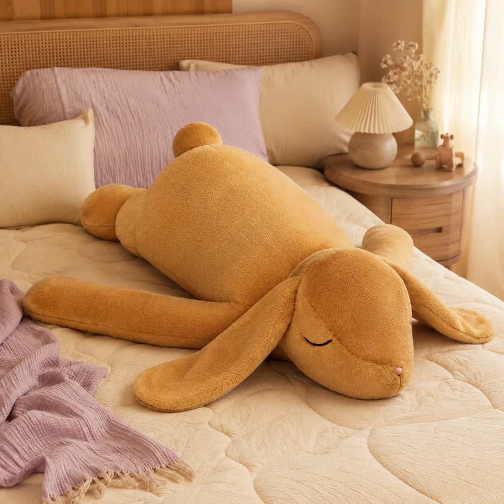 Peluche lapin beige posee sur un lit douillet, ambiance cosy