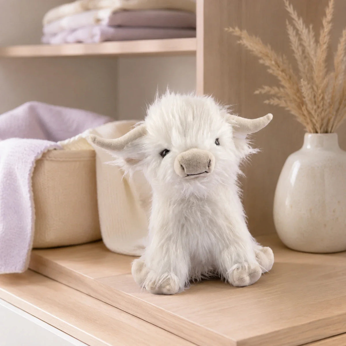 Peluche vache Highland blanche en situation