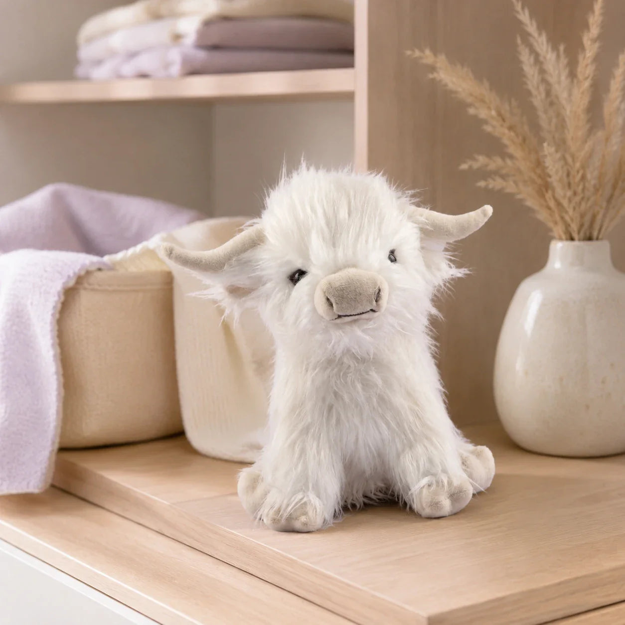 Peluche vache Highland blanche en situation