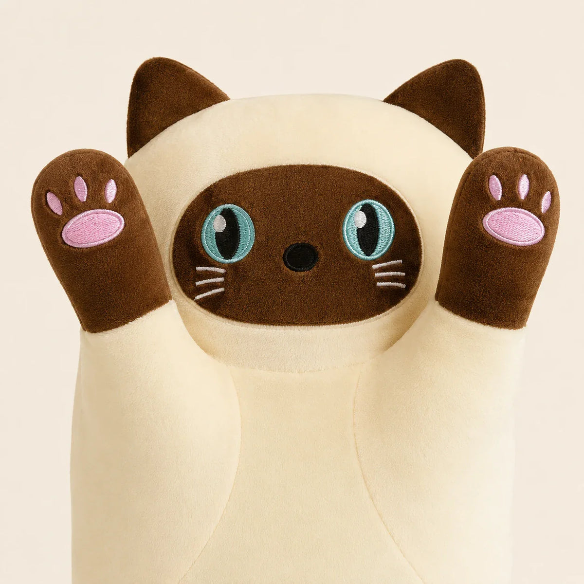 Coussin peluche chat jaune detail