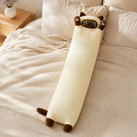 Coussin peluche chat jaune en situation