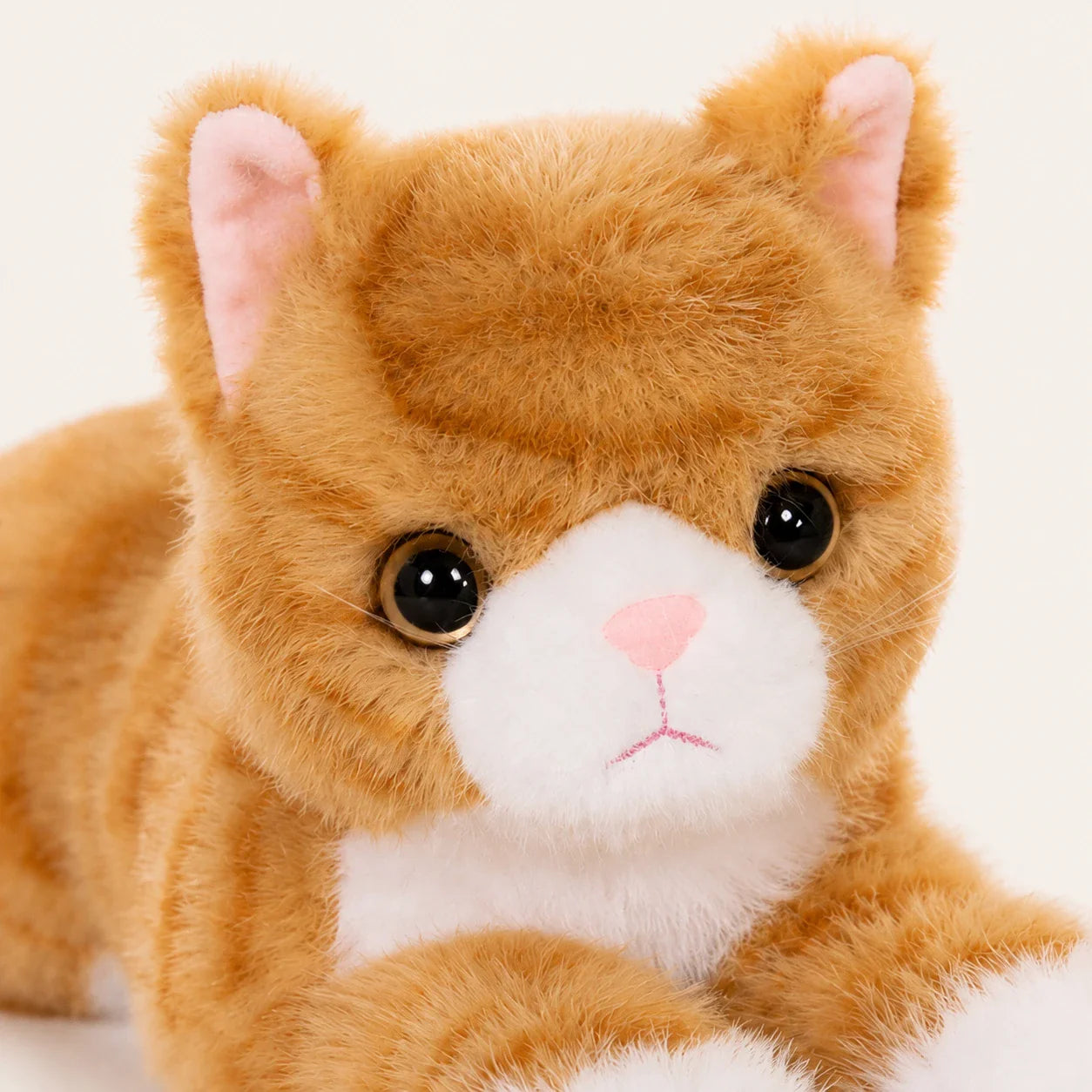 Peluche chat jaune detail