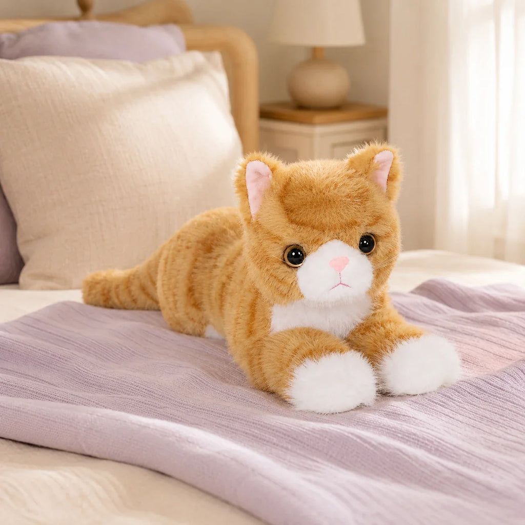 Peluche chat jaune en situation