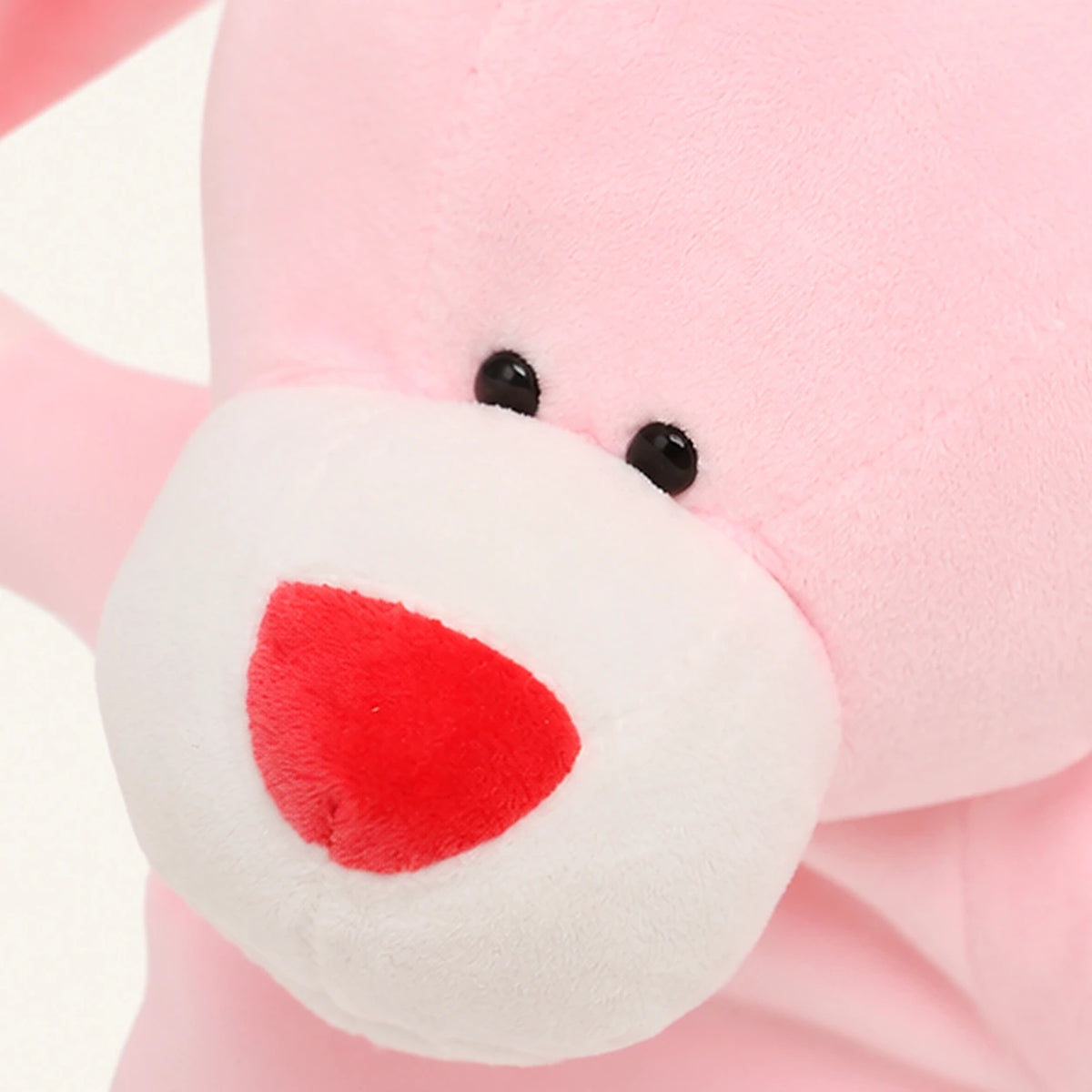Détail du visage de la marionnette lapin rose