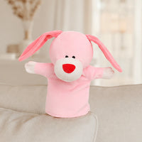 Marionnette lapin rose en peluche en situation