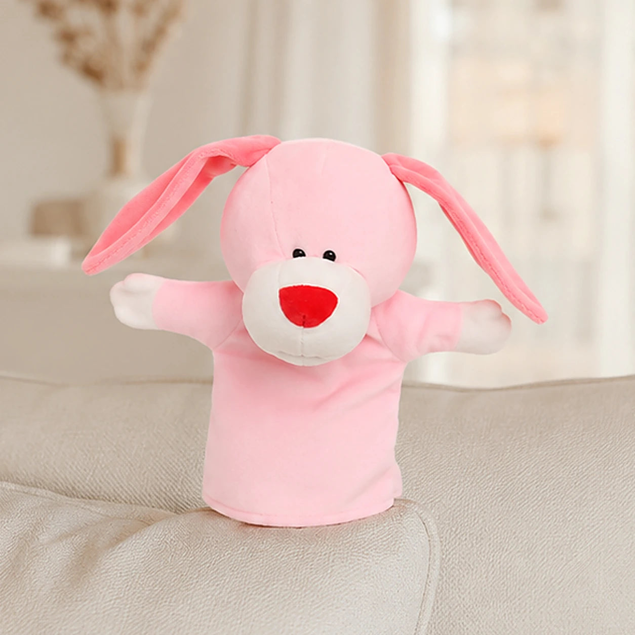 Marionnette lapin rose en peluche en situation