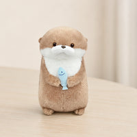 Porte-clé peluche loutre kawaii avec poisson en situation