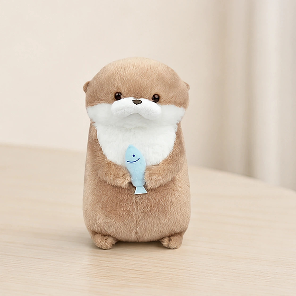 Porte-clé peluche loutre kawaii avec poisson en situation