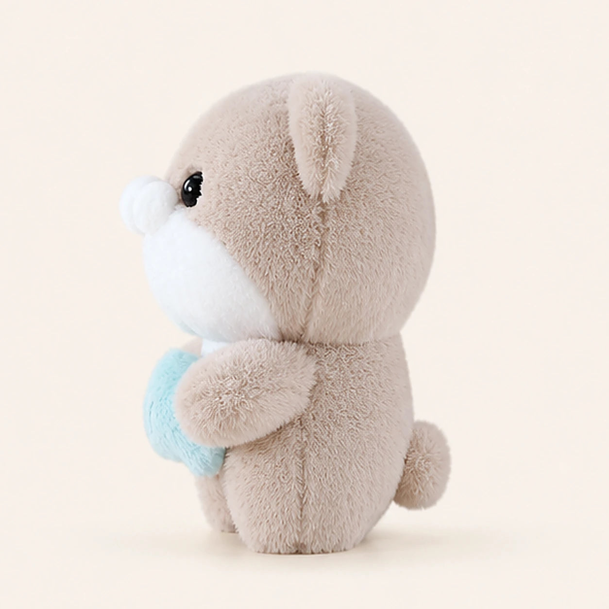 Porte-clé peluche loutre kawaii avec poisson - vue de profil