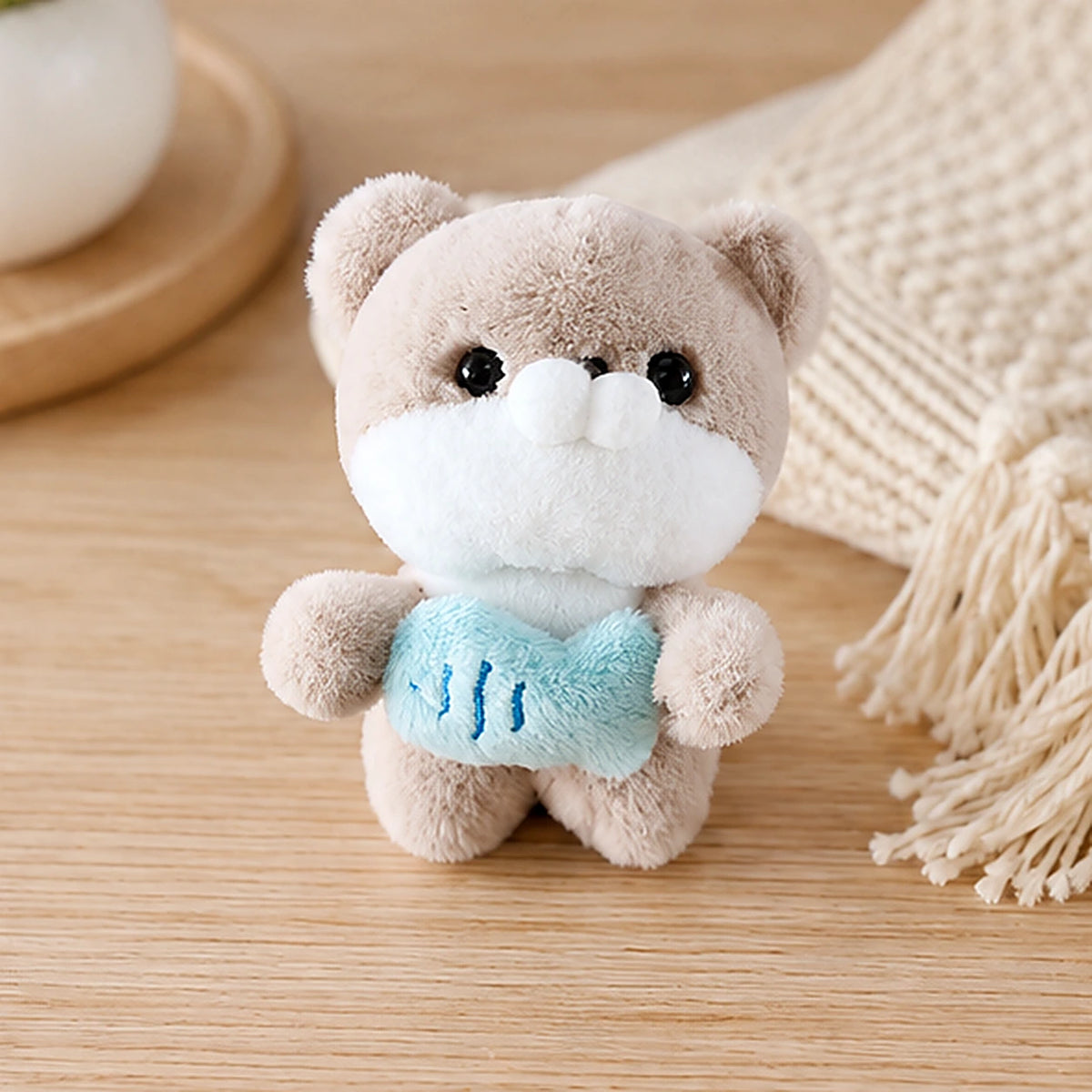 Porte-clé peluche loutre kawaii en situation sur table