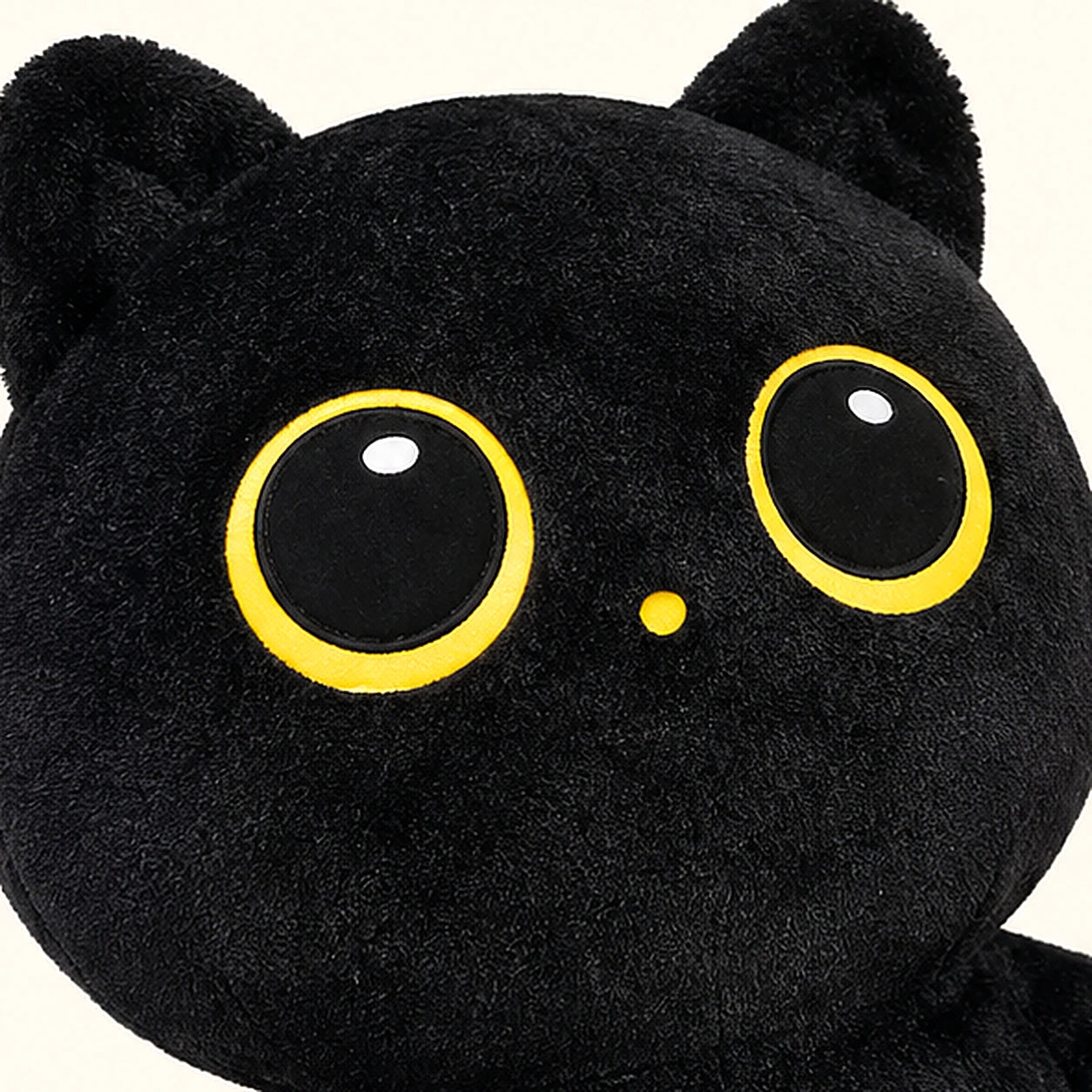 Peluche coussin chat noir - detail visage et texture
