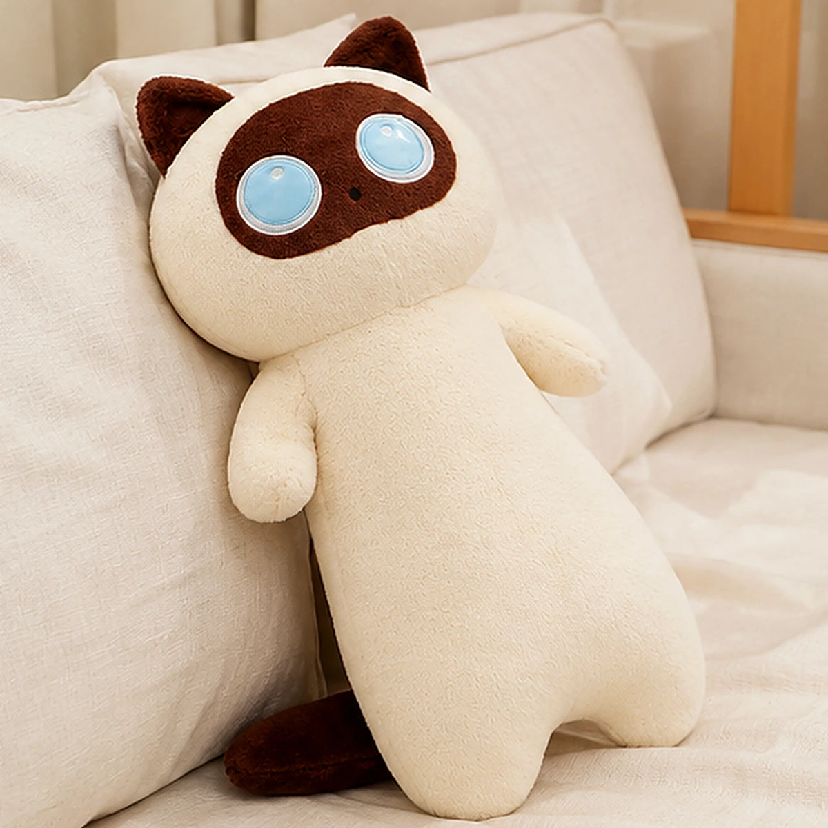 Peluche coussin chat 55 cm en situation