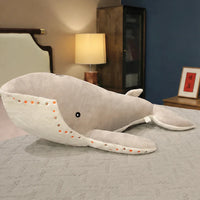 Peluche baleine grise en situation