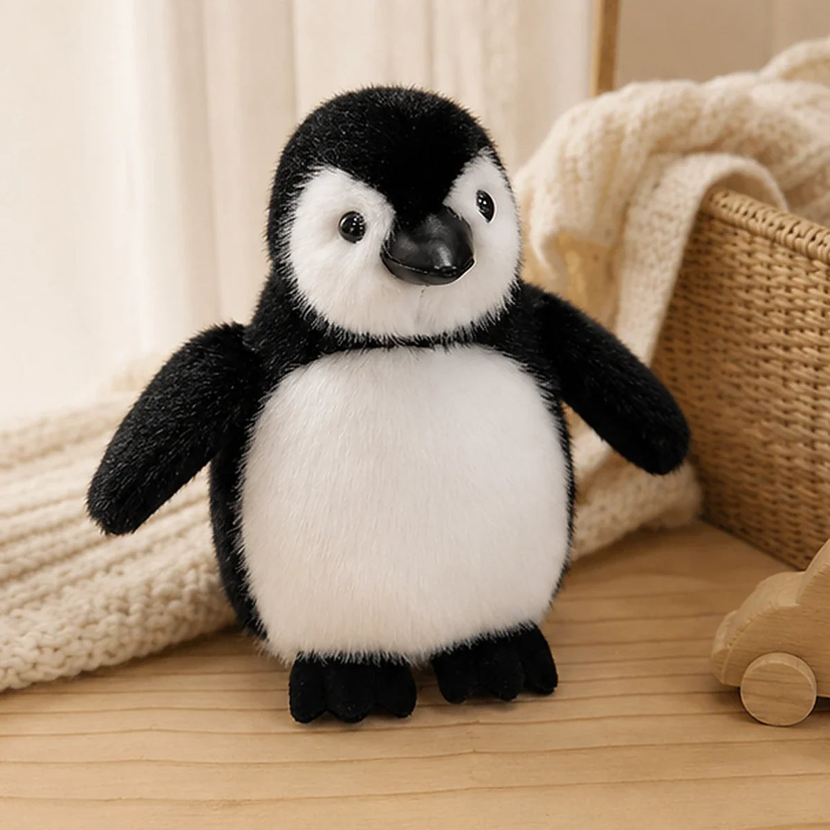 Peluche pingouin noir en situation