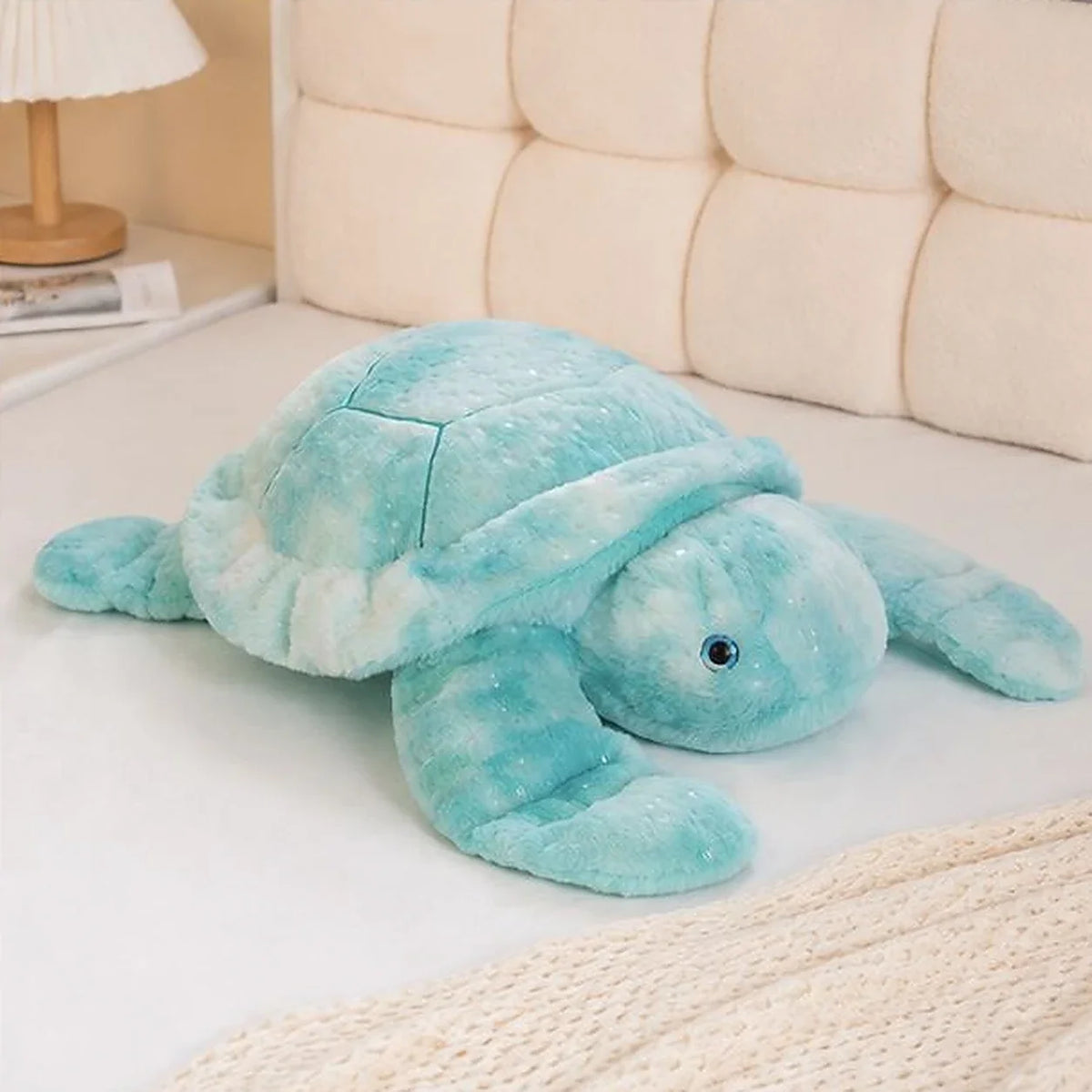 Peluche tortue turquoise en situation