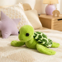 Peluche tortue verte 28 cm en situation