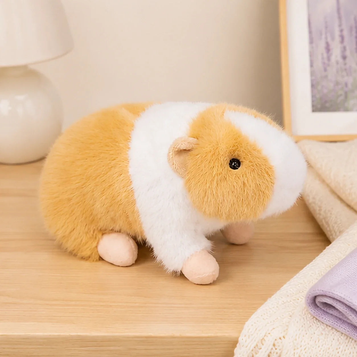 Peluche cochon d'Inde jaune blanc en situation