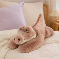 Peluche crocodile rose lestée 65 cm en situation