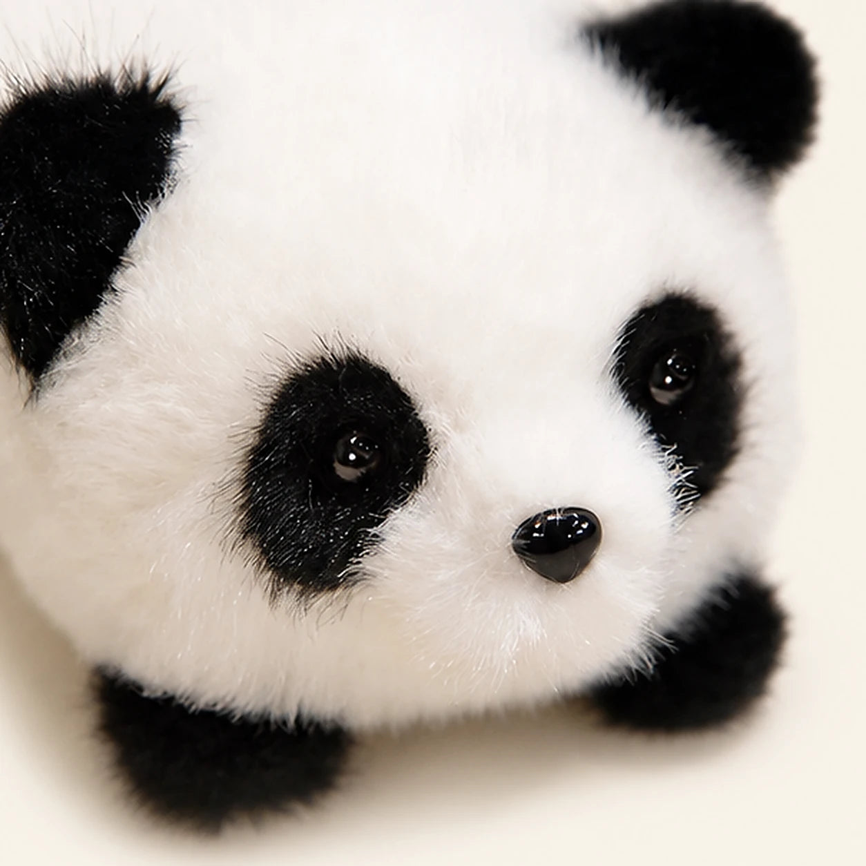 Peluche panda couchée - détail visage