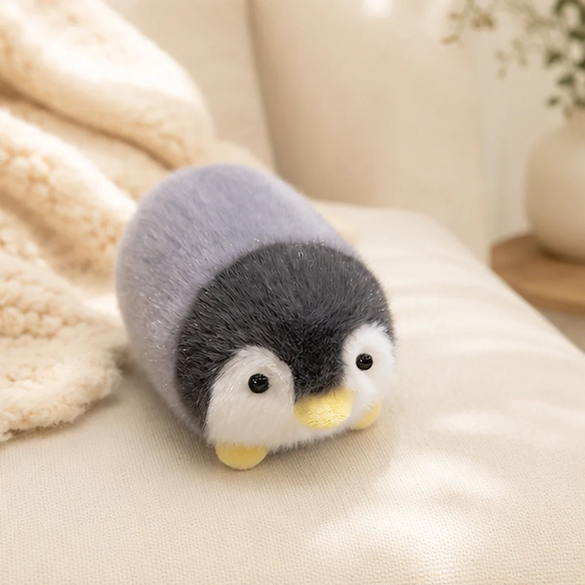 Peluche pingouin allongee 16 cm - mise en situation