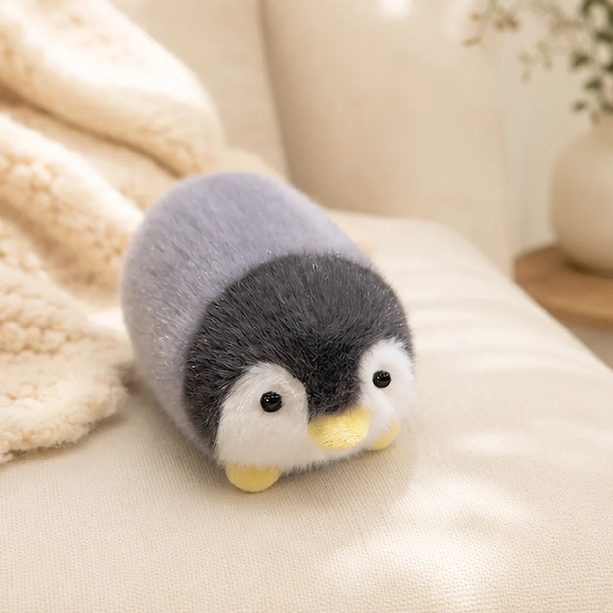 Peluche pingouin allongee 16 cm - mise en situation