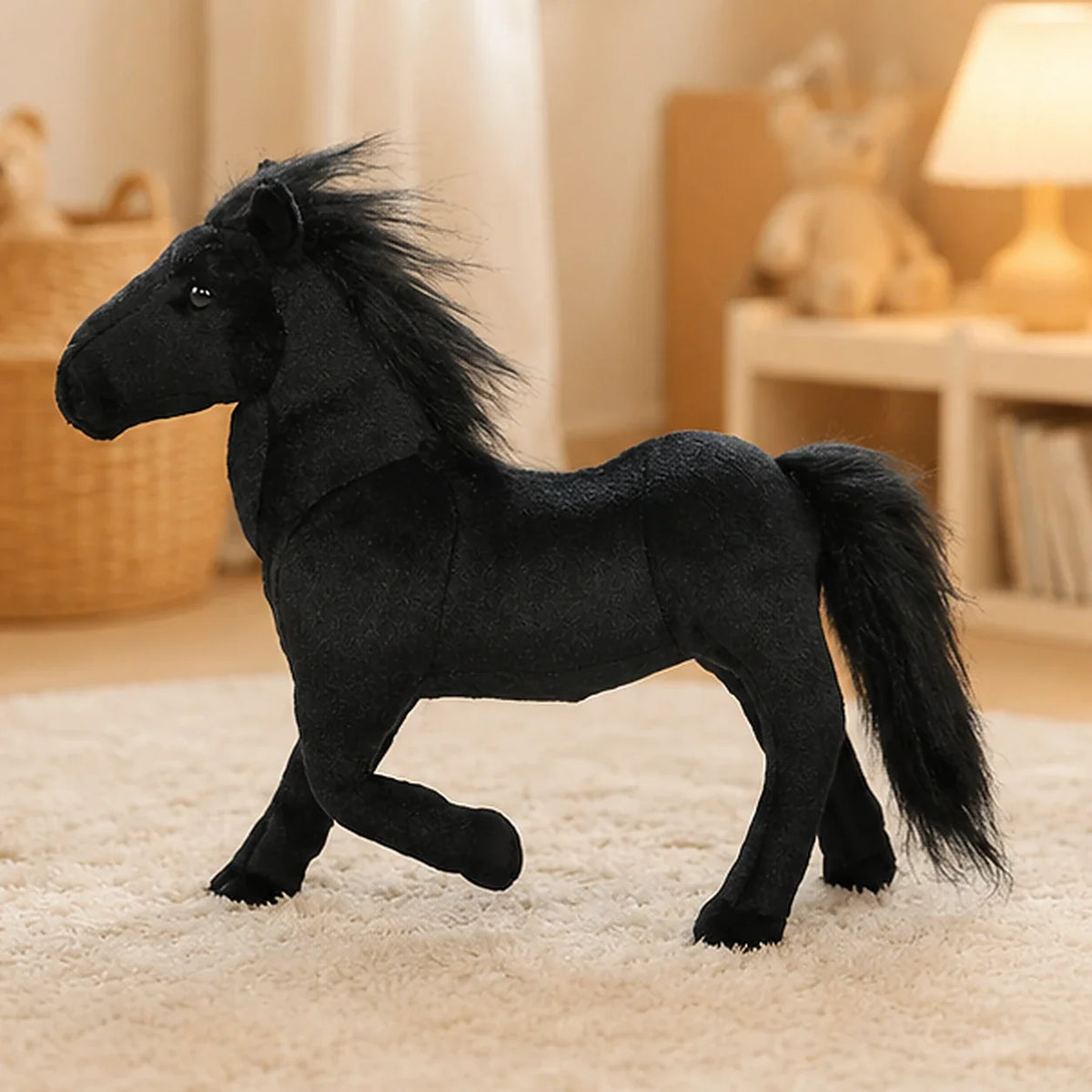 Peluche cheval noir 32 cm - mise en situation