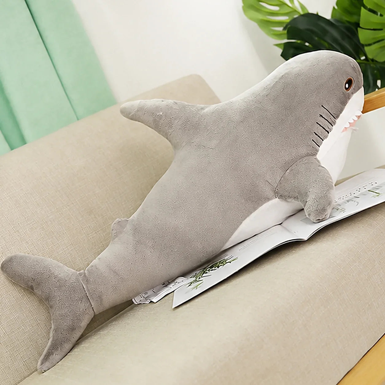 Peluche requin gris clair 30-140 cm - mise en situation