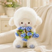 Peluche mouton avec fleurs bleues 25-30 cm - mise en situation