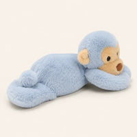 Peluche singe bleue vue de profil sur fond ivoire