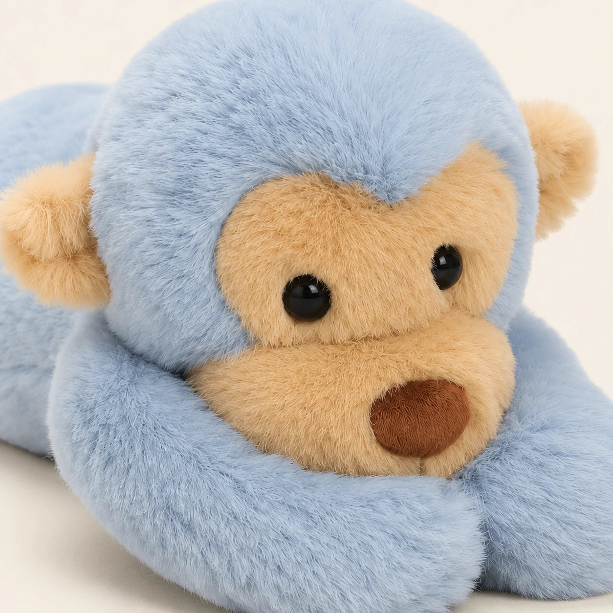 Gros plan sur le visage et la fourrure douce de la peluche singe bleue