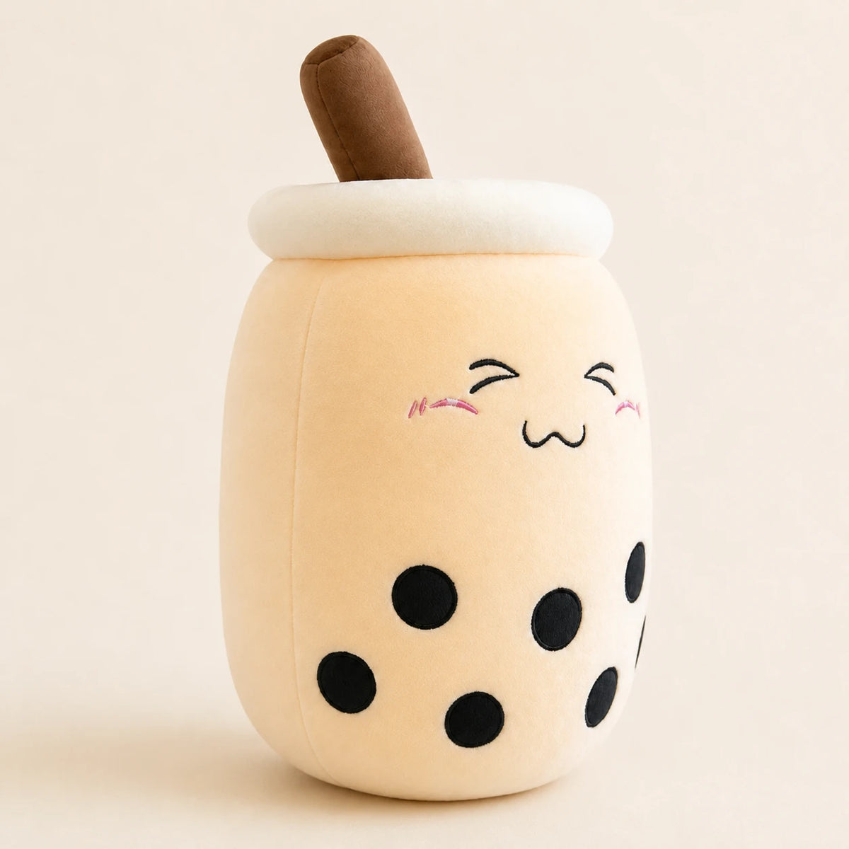 Peluche bubble tea boba beige vue de trois-quarts sur fond ivoire
