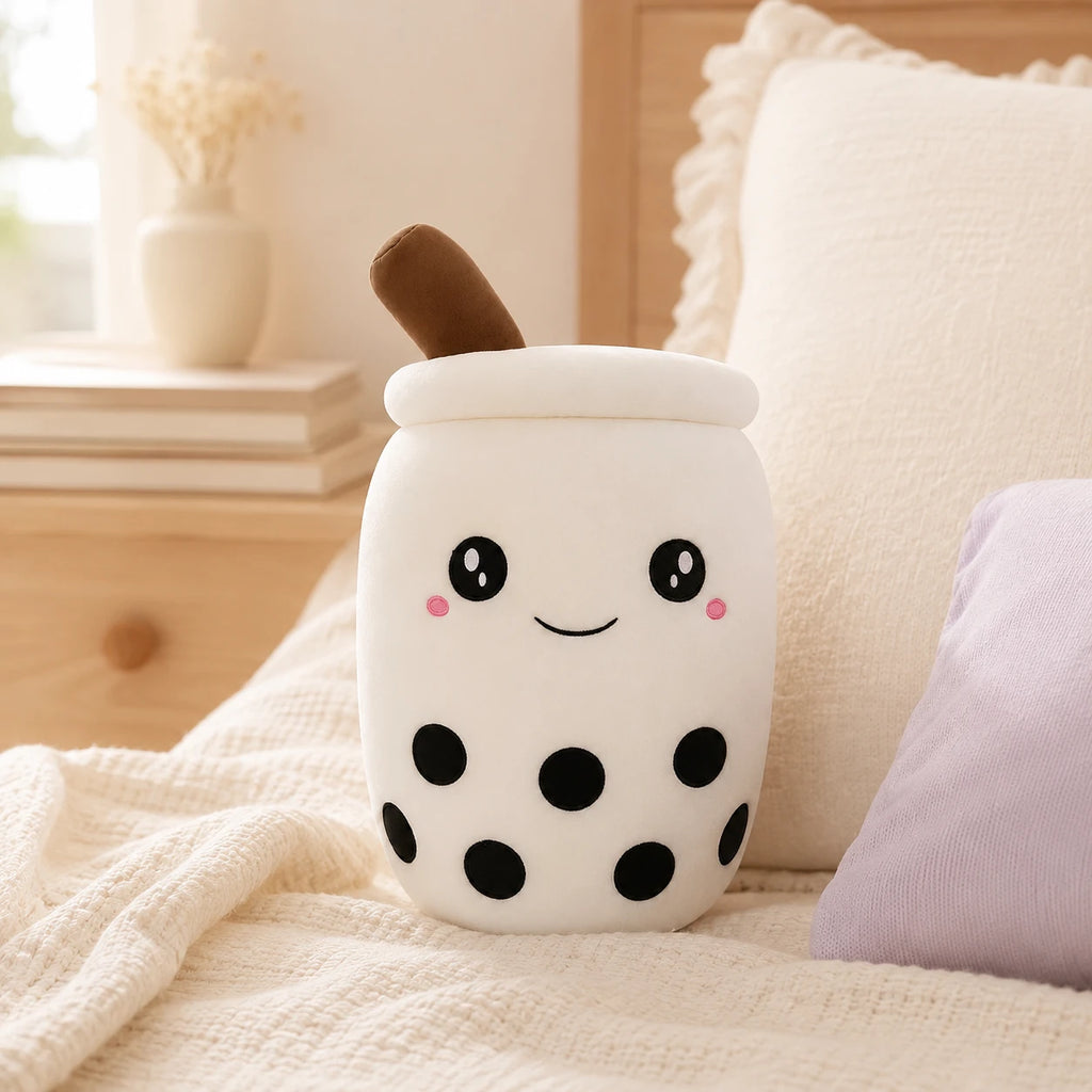 Peluche bubble tea boba blanche posee dans une chambre cosy aux tons creme
