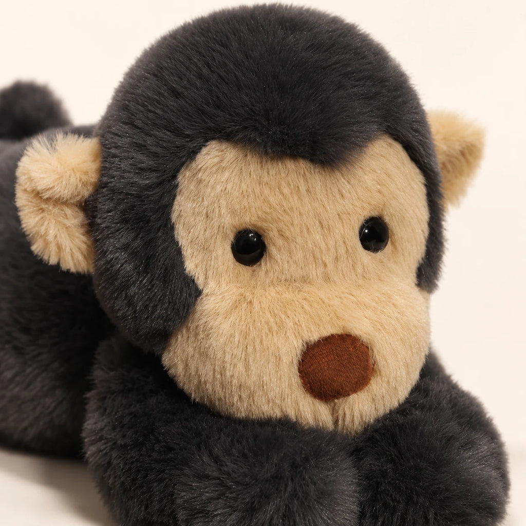 Gros plan sur le visage et la fourrure douce de la peluche singe