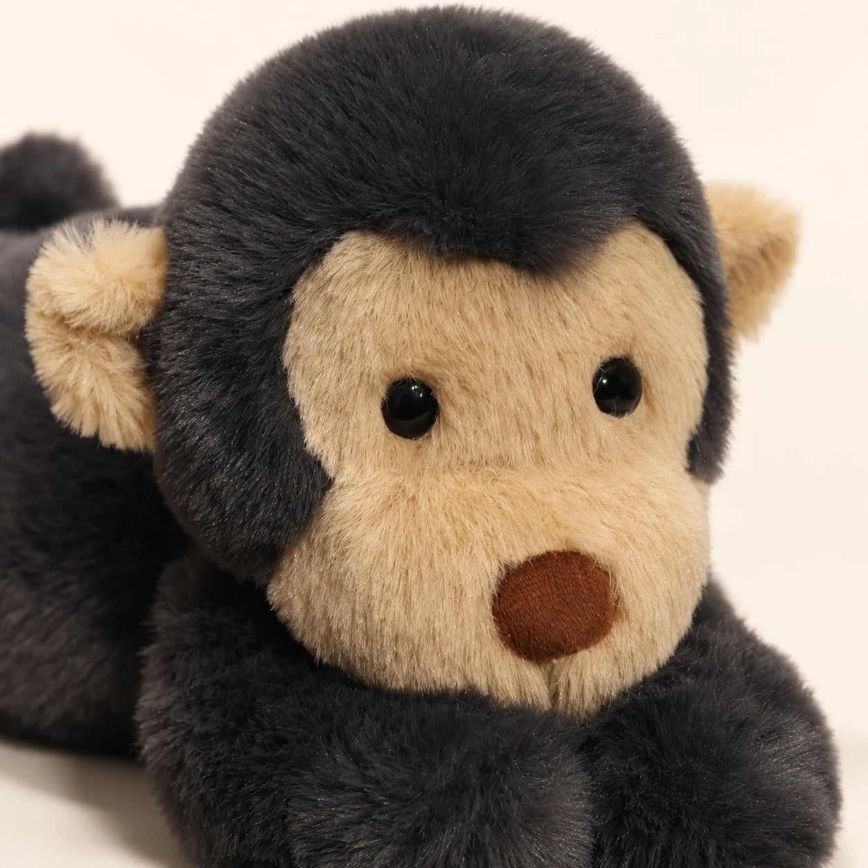 Gros plan sur le visage et la fourrure douce de la peluche singe