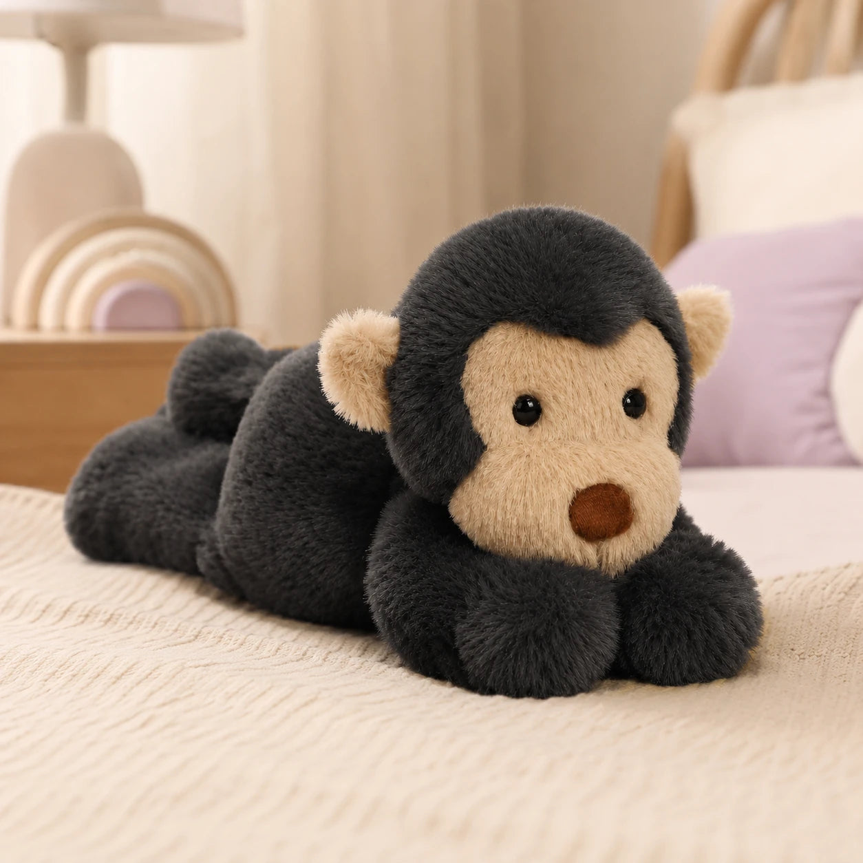 Peluche singe noire posee sur un lit douillet dans une chambre cosy