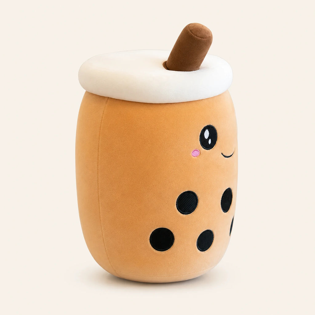 Peluche bubble tea boba marron vue de trois-quarts sur fond ivoire