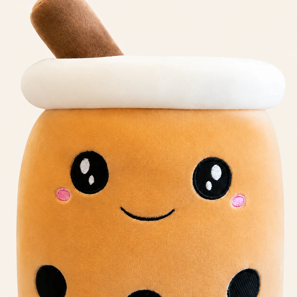 Gros plan sur le visage kawaii et la texture douce de la peluche boba