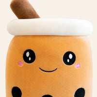 Gros plan sur le visage kawaii et la texture douce de la peluche boba