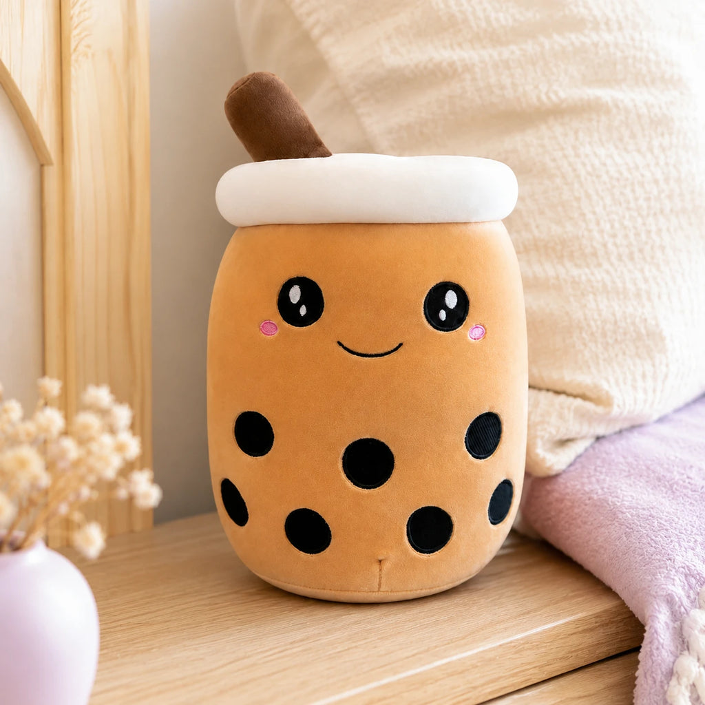 Peluche bubble tea boba posee dans une chambre cosy aux tons creme
